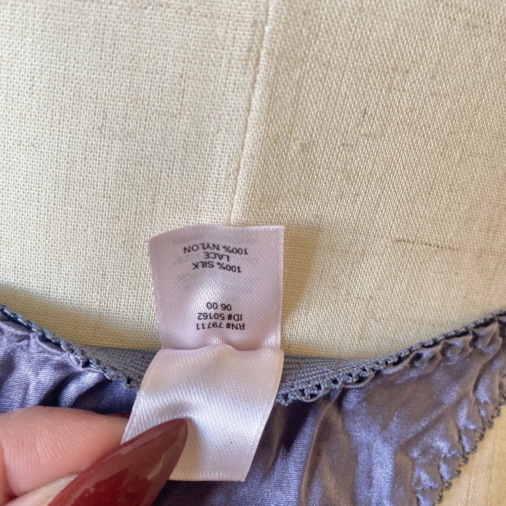 VICTORIA'S SECRET 2000 SILK PEIGNOIR SET IN SMOKY LAVENDER - Picture 8 of 8